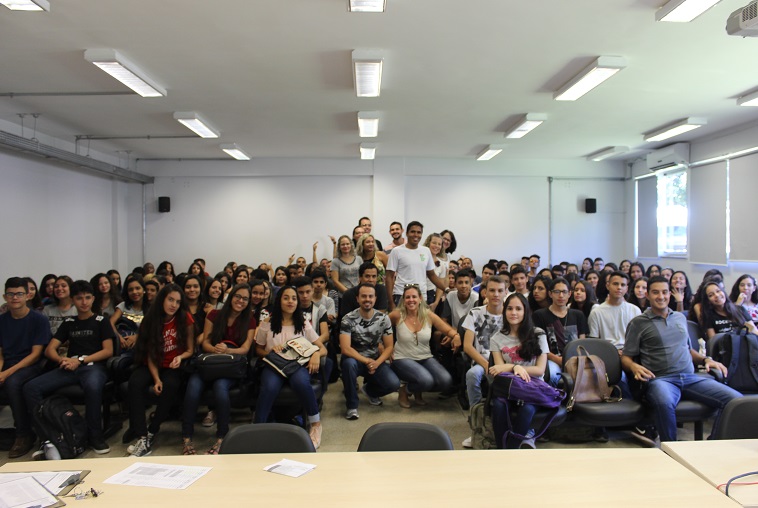 Professores e gestores do IFG Aparecida com calouros dos cursos técnicos integrados ao Ensino Médio